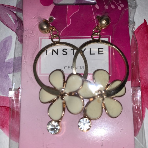 Cream flower and gold tone earrings - Picture 2 of 3